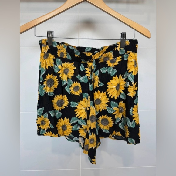 H&M Sunflower Print Smocked Shorts Size 6 - Picture 1 of 2